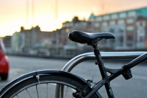 hoort het zadel bij e-bike onderdelen?