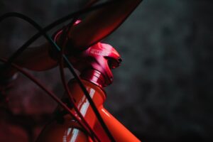 de kabels van een elektrische fiets